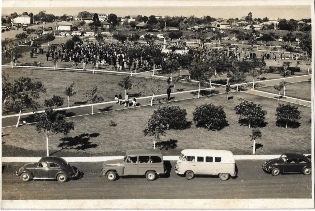 || Inauguração da Praça Willy Barth na cidade de Marechal Cândido Rondon, em 25 de julho de 1964. 
Imagem: Acervo Wally Hachmann Zmysloni - FOTO 8 -