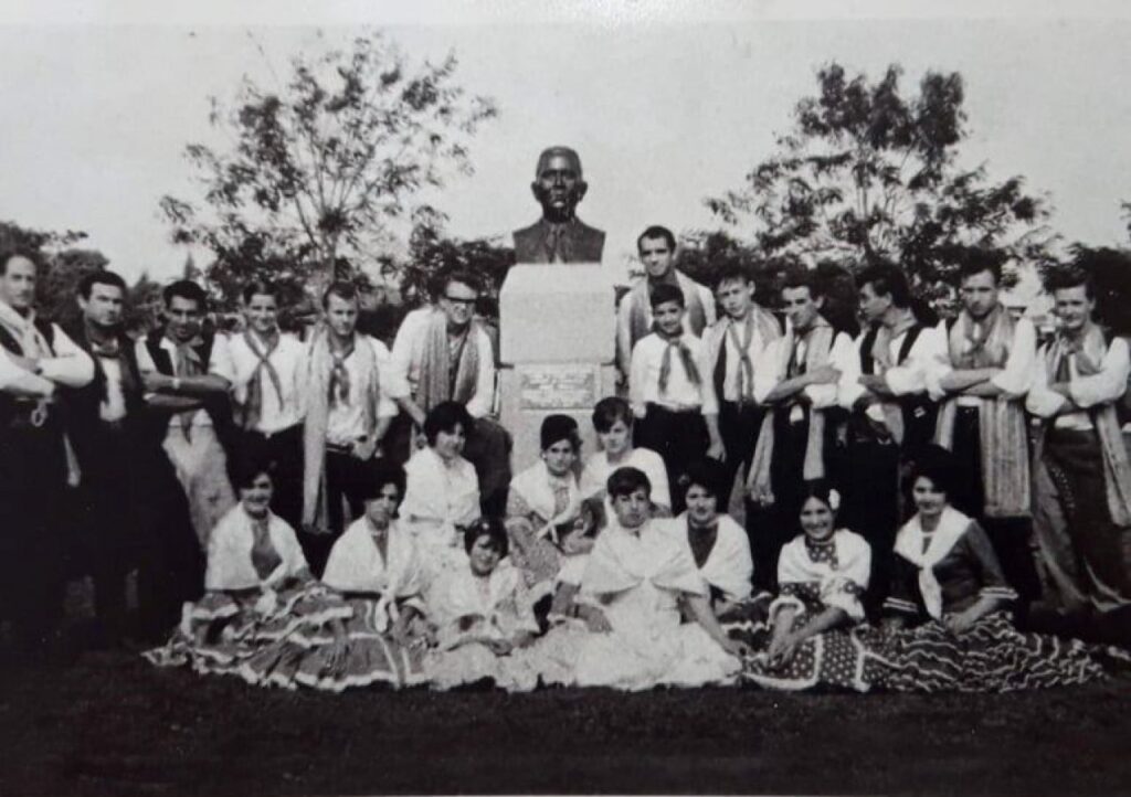 || CTG Três Fronteiras, da cidade de Toledo, que se apresentou na inauguraçao da Praça Willy Barth, em Marechal Cândido Rondon, em julho de 1964.
Imagem: Acervo Lúcia Miriam Mazzaferro - Camboriú (SC) - FOTO 9 -