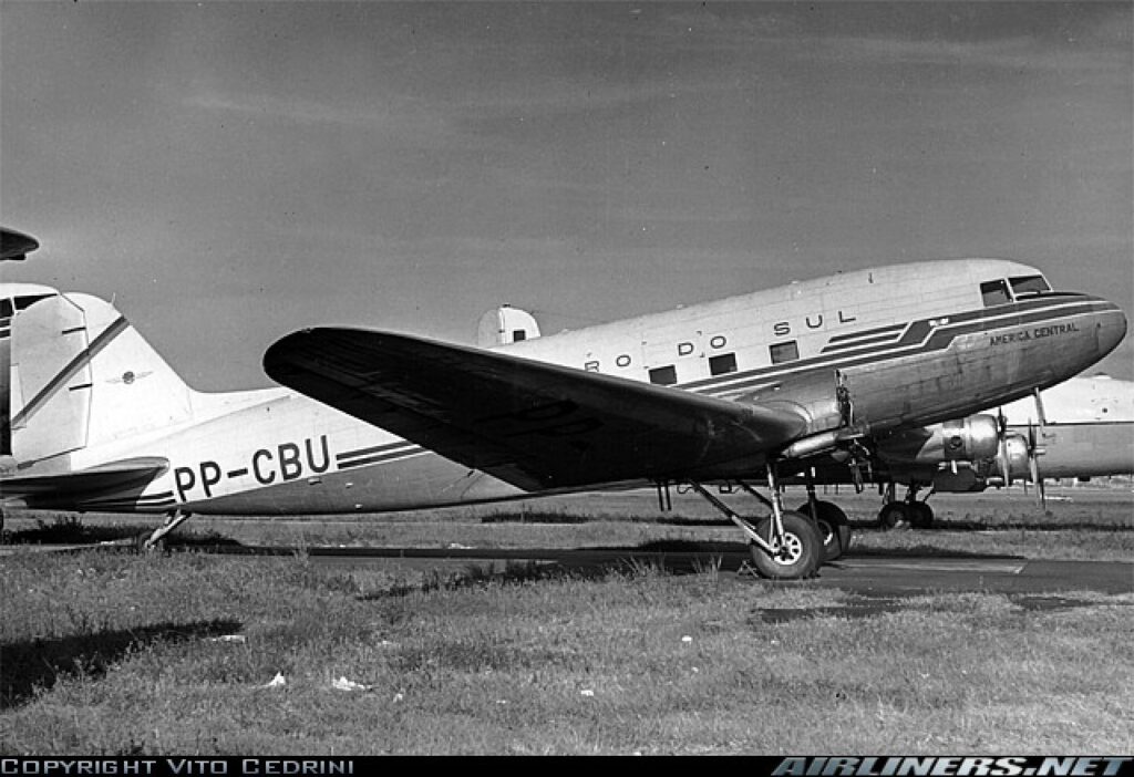 || Avião Douglas DC3 idêntico ao que pousou no aeroporto de Toledo, em agosto de 1954. 
Imagem:  Acervo Histórias da Aviação - Yola - FOTO 4 -