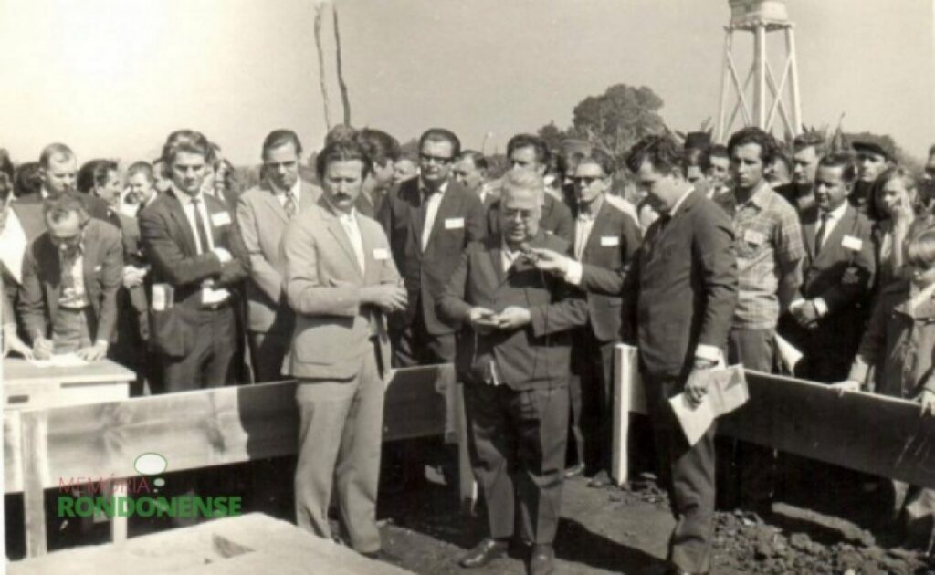 || Lançamento da pedra fundamental do setor administrativo na atual sede central da Copagril. 
Na foto, da esquerda para a direita: atrás da pessoa que está assinado o livro de presenças, o vereador Harry Pydd; ao lado esquerdo da pessoa com a cabeça virada, o vereador Harry Feiden; à esquerda da pessoa que está assinando, o médico-veterinário Felipe Laginski (de terno preto e gravata); no centro, de óculos e terno preto e gravata, Plínio Kleemann, primeiro diretor-secretário da Copagril e atrás dele, o sr. Arlindo Alberto Lamb, primeiro diretor-presidente da Copagril; e mais a direita, de óculos, o pioneiro rondonense e agricultor Emilio Pedde; dentro do esquadro de construção, à esquerda o locutor Vitorino Angeli, da Rádio Difusora e o padre Antonio Darius procedendo a benção da futura sede; e em seguida, o médico-veterinário Leopoldo Piotrowski, do Sindicato Rural Patronal de Marechal Rondon e anos depois diretor-presidente da cooperativa.
Imagem: Acervo Cleci Kleemann/Clarice Dahmer.
- FOTO 11 -