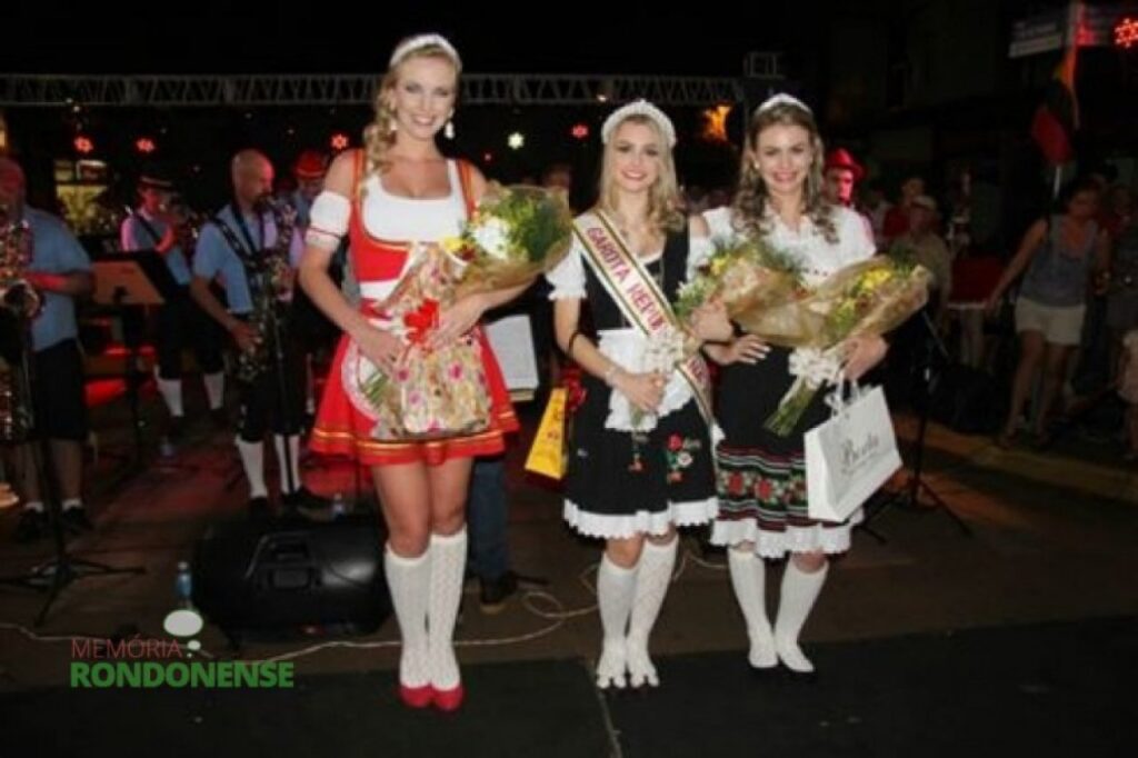 || Rainha da Oktoberfest 2014 de Marechal Cândido Rondon, a senhorita Maria Bruna Grenzel, à esquerda; como 1ª Princesa, a senhorita Thaís Rieger; e como 2ª Princesa, a senhorita Franciele Thais Wisch, eleitas em outubro de 2014.
Imagem: Acervo Imprensa PM-MCR
Crédito: Ademir Herrmann – FOTO 19 -