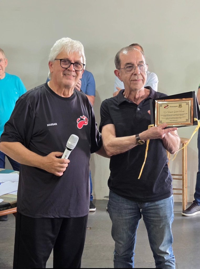 || Doutor Roberto Machado (d) com a comenda de "Personalidade Destaque 2025" do presidente da Boca Maldita, doutor Roberto Nassar, em outubrro de 2025.
Imagem: Acervo e crédito do jornalista rondonense Jadir Zimmermann - FOTO 35 -