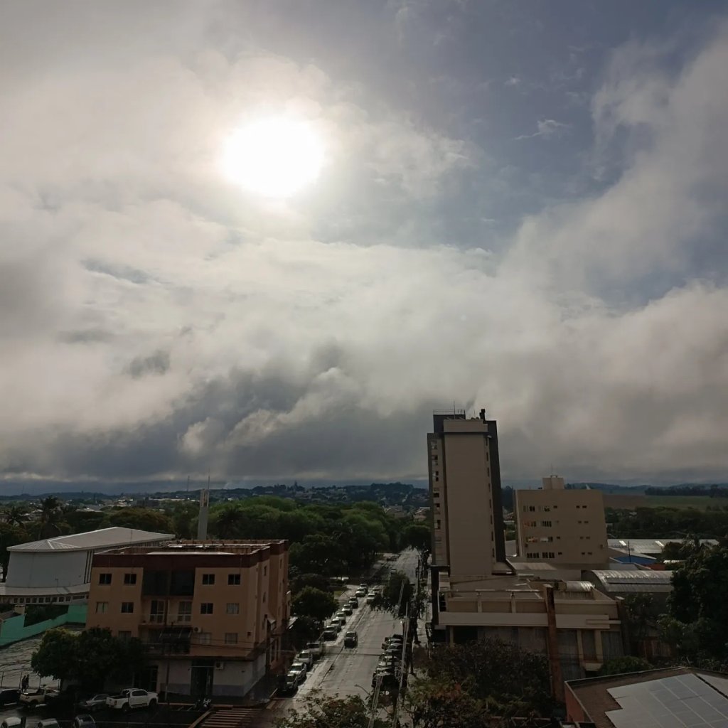 || Começo do final da tarde em Marechal Cândido Rondon, dia 11 de outubro de 2024.
Imagem: Acervo e crédito da professora rondonense Sandra Regina Lui / Facebook - página pessoal -FOTO 22 -