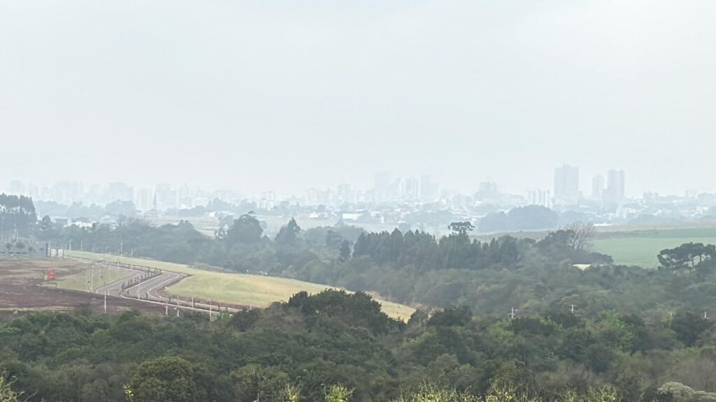 ||  Final da tarde na cidade de Cascavel (PR), em 14 de setembro 2024.
Nota-se que as precipitações pluviométricas durante o dia não conseguiram dissipar a névoa de fumaça no Oeste do Paraná.
Imagem: Acervo e crédito de Aílton Santos / Tarobá Cascavel / Facebook - FOTO 29 -