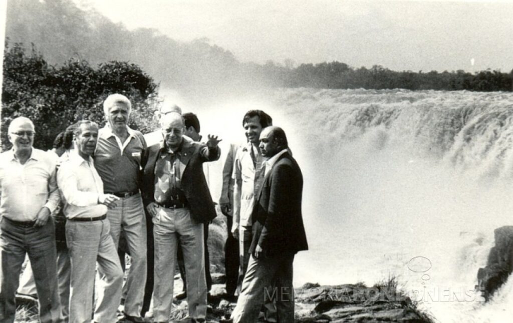 || Presidente Figueiredo visitando as Sete Quedas na companhia do general Costa Cavalcante (diretor-geral de Itaipu Binacional), governador Ney Braga e do curitibano Saul Raiz, todos à direita, em setembro de 1982.
Imagem: Acervo Marcelo Aquino - Flickr