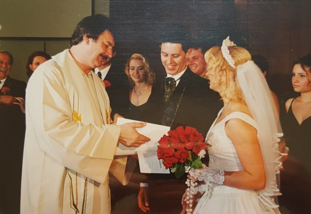 || Instantâneo do casamento religioso de Marcia Rita Steinmacher e Juliano Andrioli na Igreja Matriz Católica Sagrado Coração de Jesus, de Marechal Cândido Rondon, celebrado pelo padre Tobias Henkemeier.
Imagem: Acervo do casal - FOTO 16 -