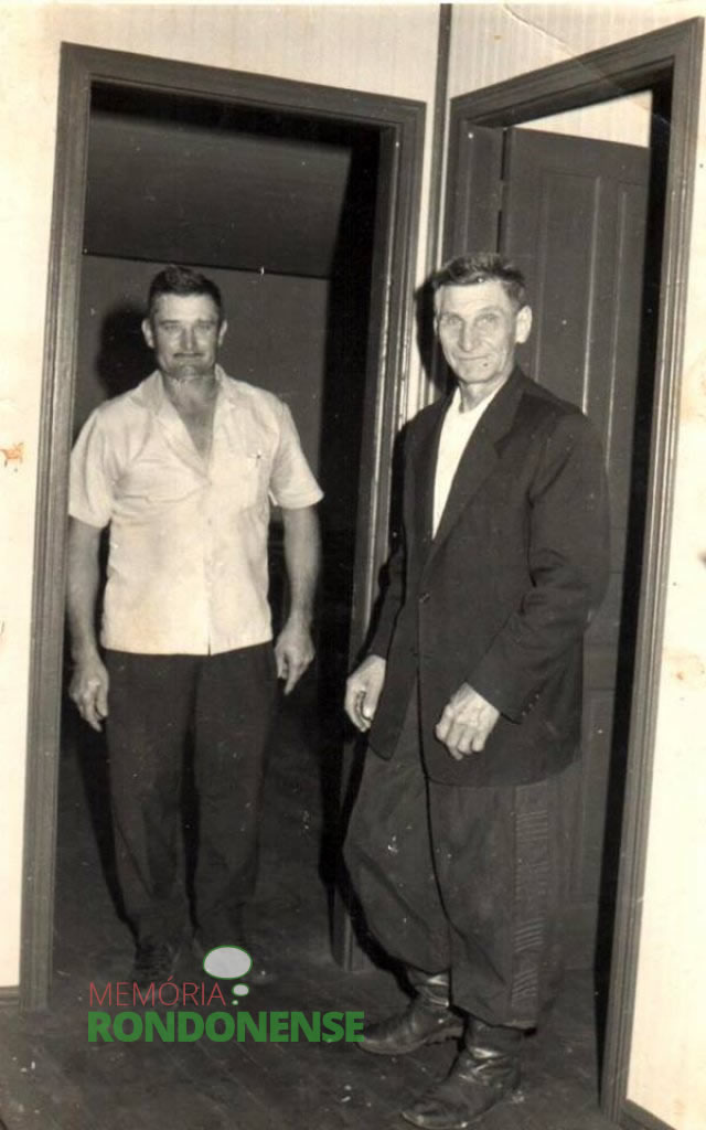 O pioneiro Armin Lindner, à esquerda, na solenidade de inauguração da então Escola Municipal Vasco do Gama, em Esquina Guaíra, em 1972. 
Imagem: Acervo Claudio e Merci Lindner