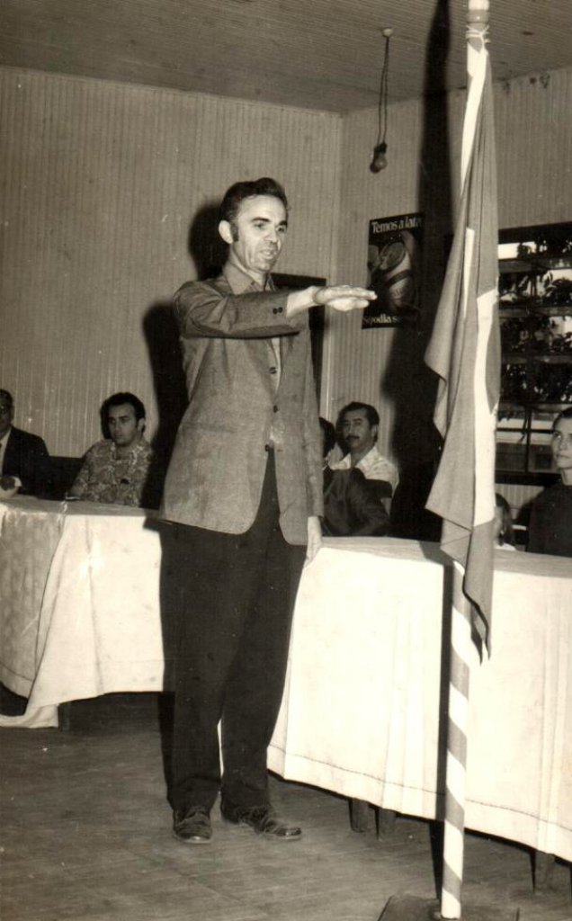 || Almiro Bauermann prestando juramento, em agosto de 1972. 
Ao fundo, a direita à esquerda, esposa Selmira e o cartorário Levi Martins Gomes  (de bigode). 
Imagem: Acervo Almiro Bauermann - FOTO 9 -