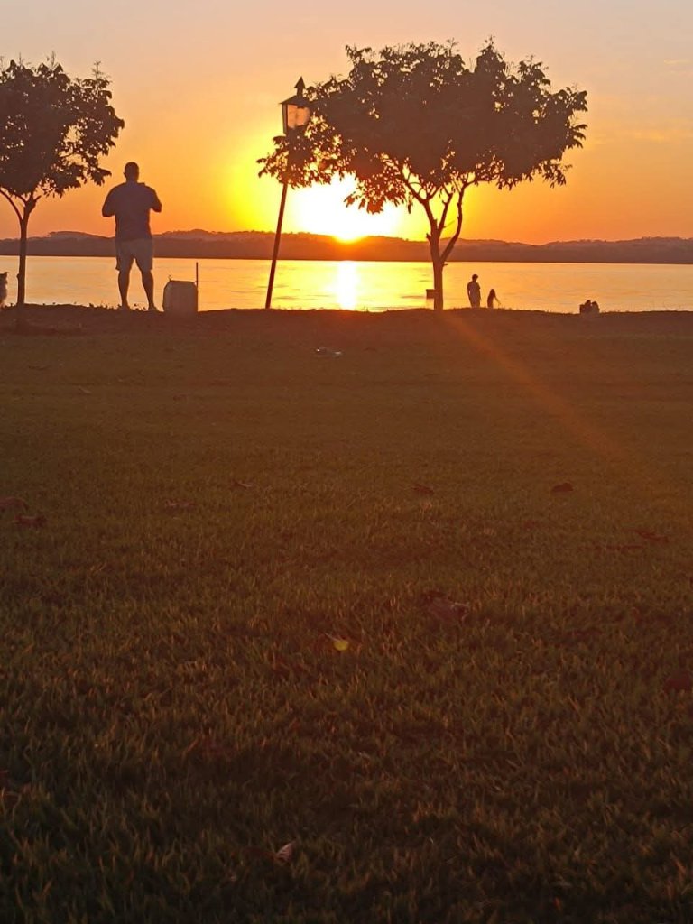 || Pôr do sol junto ao Parque de Lazer Annita Wanderer, na sed distrital de Porto Mende, Marechal Cândido Rondon (PR), em 17 de agosto de 2025.
Imagem: Acervo e crédito pessoal do bombeiro rondonense  Paulo Cordova - FOTO 30 -