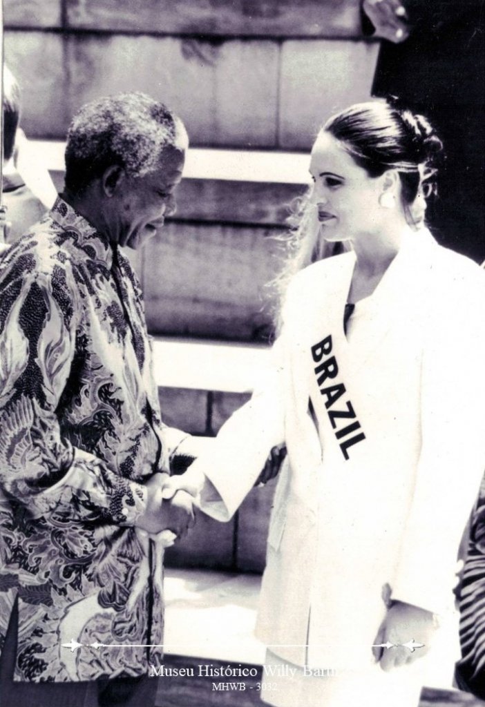 || Elessandra Dartora recebida pelo presidente da África do Sul, Nelson  Mandela, na cidade de Sun City, em outubro de 
Imagem: Acervo Museu Histórico Willy Barth, de Toledo (PR). -FOTO 8 -