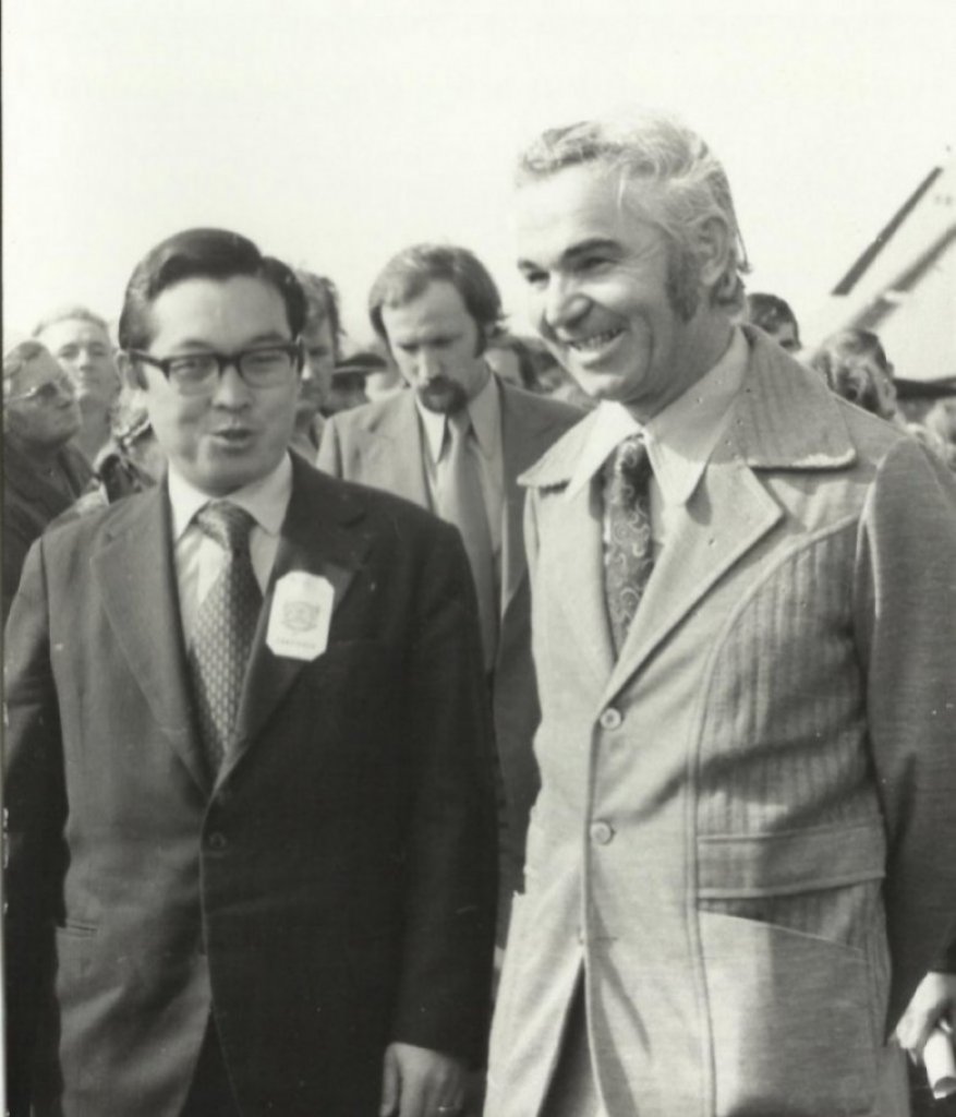 || Ministro Shigeaki Ueki, das Minas Energia, recebido em Marechal Cândido Rondon pelo prefeito municipal Almiro Bauermann, em sua visita ao município em julho de 1975. Ao fundo: Elemar Hensel.
 Imagem: Acervo Valdir Sackser - FOTO 25 -