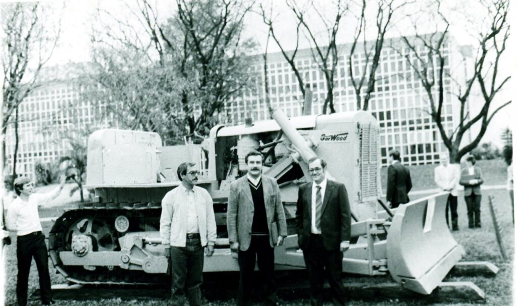 || Doação do trator de esteira GarWood pela empresa Maripá para o Museu de Marechal Cândido Rondon, em julho de 1983.
Da esquerda à direita: vereador Elio Lino Rusch, Rômulo Martinelli, Angelo Caetano Costamilan, ambos diretores da empresa repassadora, e Verno Scherer, prefeito municipal de Marechal Cândido Rondon.
Imagem: Acervo Orlando  e Rafael Sturm - FOTO 36 -