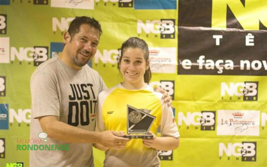 Professor Marcelo Goes com a sua filha Maria que ganhou a final da 1ª classe feminina "A", no Campeonato Estadual de Classes de Tênis 2015, em Foz do Iguaçu. 
Imagem: Acervo O Presente