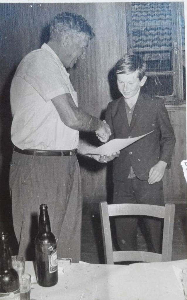 || Jovem Moacir Froehlich recebendo das mãos do prefeito municipal Dealmo Selmiro Poersch, de Marechal Cândido Rondon, o certificado de conclusão do curso de operador de trator, em agosto de  1970.
Imagem: Acervo pessoal - FOTO 7 -