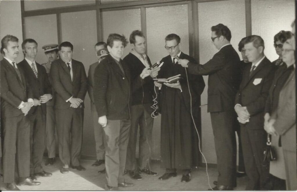 || Outro instantâneio da  Solenidade de inauguração do Colégio Normal Concórdia, em julho de 1972. 
Da esquerda a direita:  1º ao 4º - não identificado; 5º - Adalberto Schmitz, repórter da Rádio Difusora; 6º Reinart Reschke (com microfone); Pastor Guilherme Lüdke;  7º - Professor Carlos Frederico Goebel, diretor do Colégio Rui Barbosa;  e 8º a 11º - não identificados. 
Imagem: Acervo Valdir Sackser - FOTO 16 -