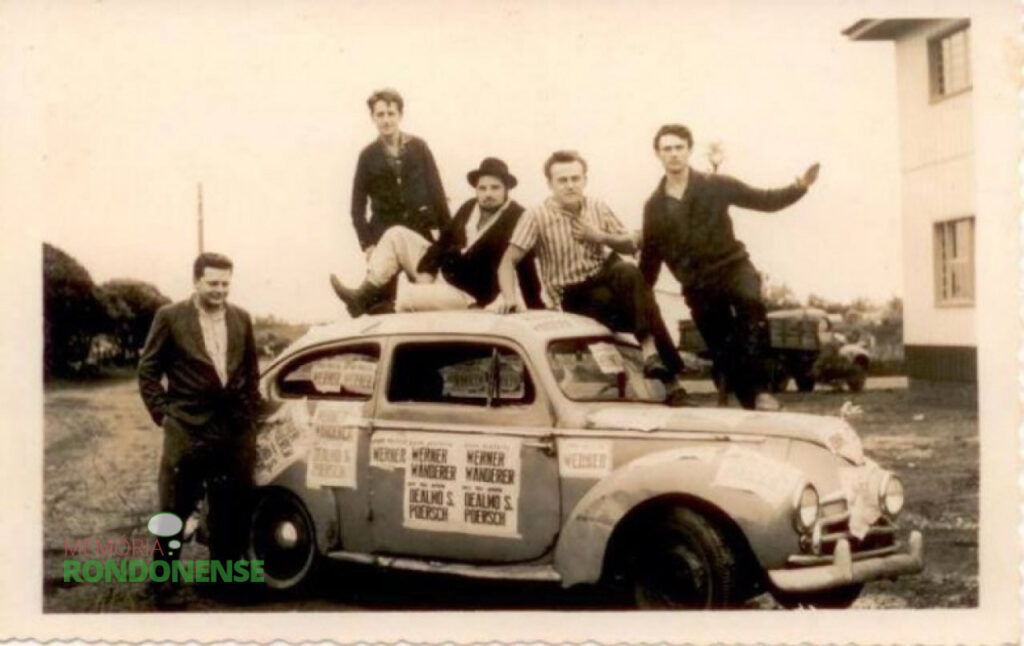 Grupo de jovens rondonenses festejando a vitória eleitoral de Werner Wanderer e Dealmo Selmiro Poersch, como segundo prefeito e vice-prefeito eleitos de Marechal Cândido Rondon. Em pé, à traseira do carro, Ercy Sturm (em memória). Imagem: Acervo Orlando e Rafael Sturm