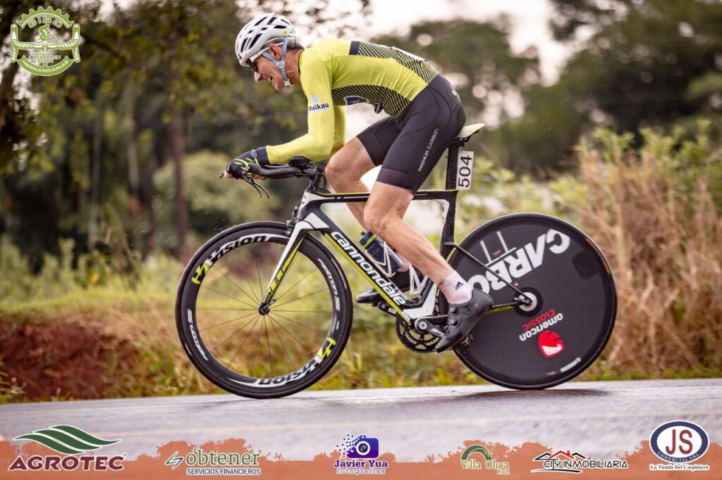 || Ciclista rondonense Paul Lirio Berwig participando do Giro de Hernandarias, em julho de 2025.
Imagem: Acervo pessoal - FOTO 32 -
