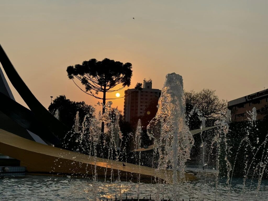 || Pôr do sol na cidade de Cascavel (PR), clicado desde a Praça do Migrante, na Avenida BRasil.
Imagem: Acervo e crédito de Aílton Santos / Tarobá Cascavel / Facebook - FOTO 13 -