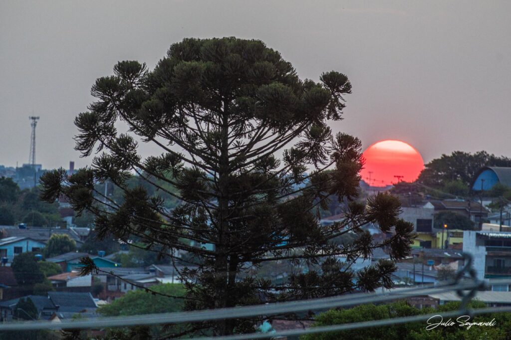 || Pôr do sol na cidade de Cascavel (PR), em 11 de outubro de 2025, fotografado pelo professor e fotógrafo cascavelense Julio Szymasnki - FOTO 25 -