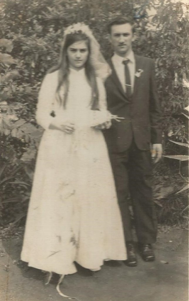 || Noivos Maria Borelli e Azelindo Langer que se casaram em setembro de 1971.
Imagem: Acervo Denise Langer - FOTO 7 -