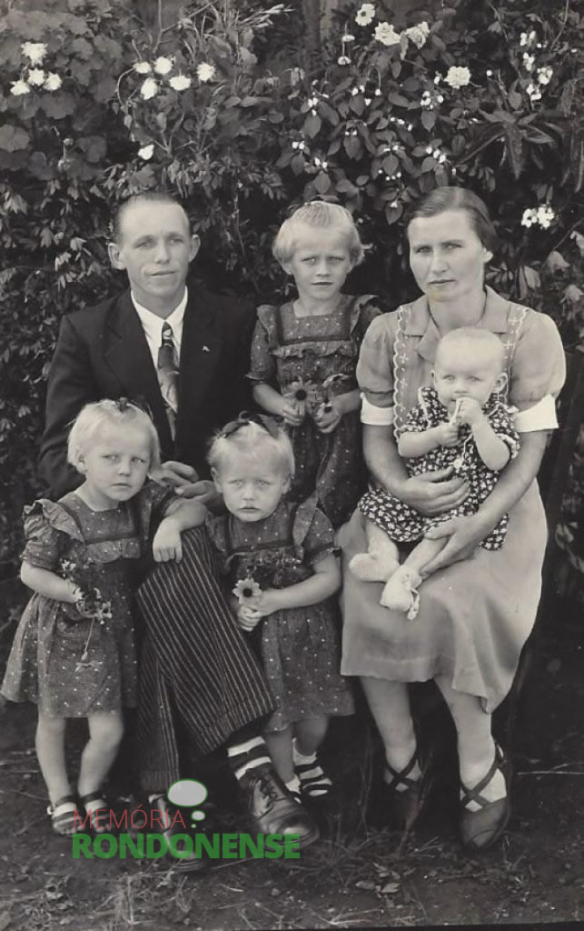 O casal pioneiro rondonense Emilio e Erna (Makus) Pedde, com os filhos, da esquerda para a direita, a frente: Renata, Ilone e Irene (no colo), e entre os pais, Ildegard, fotografados poucos antes de se mudarem para Marechal Cândido Rondon, em 1953 (Informação e imagem: Alita Rusch)