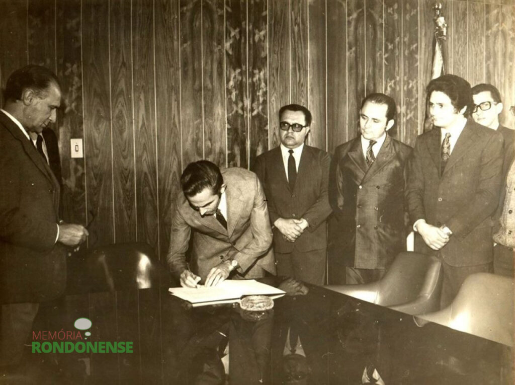 Assinatura do termo de posse de Almiro Bauermann, no Palácio Iguaçu, como prefeito municipal nomeado de Marechal Cândido Rondon, tendo a sua esquerda o empresário Eno Thessing (falecido), o vereador Nori Pooter, então Presidente da Câmara Municipal de Marechal Cândido Rondon, o deputado estadual Werner Wanderer e, ao fundo, de óculos, o empresário Guido Port (falecido), então presidente do diretório municipal da extinta Arena. 
Imagem: Acervo Almiro e Selmira Bauermann