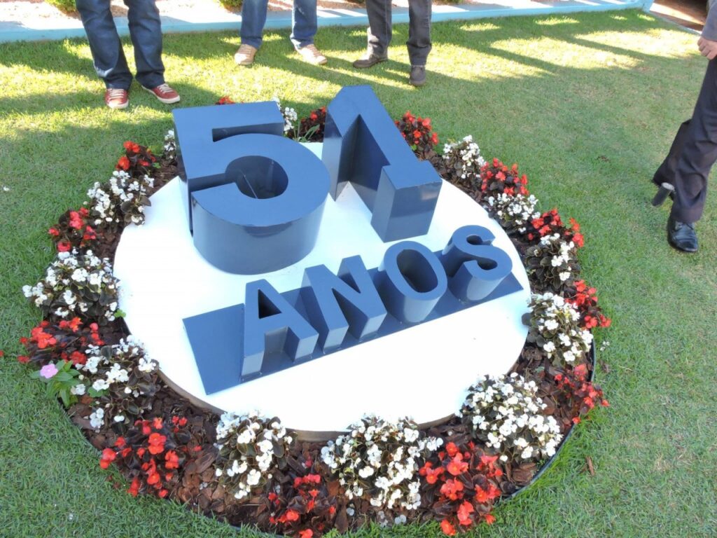 || Memorial alusivo aos 51 anos do SAAE, em 2017, implantado no ajardinamento da sede central da autarquia.
Imagem: Acervo SAAE - FOTO 21 -
