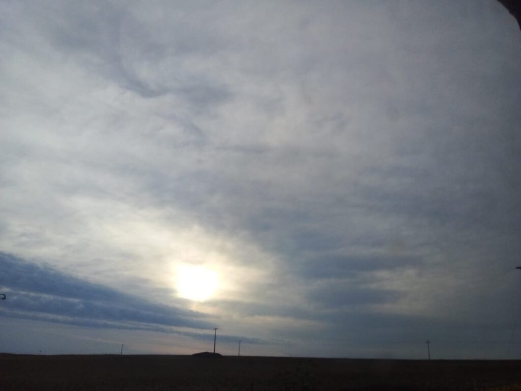 || Formação de nuvens, logo após o surgimento do sol, no Oeste do Paraná, em 20 de agosto de 2023.
Fotografia clicada desde a Linha São Luiz, divisa dos municípios de Marechal Cândido Rondon e Mercedes por Eli Marcon - FOTO 39 -