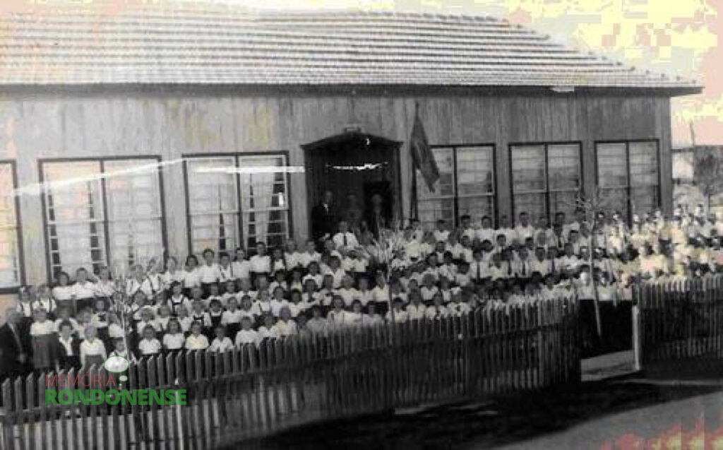 A primeira unidade escolar construída na então Vila de General Rondon, em 1951. Este educandário estava localizada à Rua Men de Sá, entre as Ruas Santa Catarina e Paraná, e parte do prédio histórico ainda permanece no local e é uma propriedade privada. Entendemos que este remanescente do prédio pioneiro deve ser tombado pela órgãos de cultura.
Imagem: Acervo Orlando e Rafael Sturm