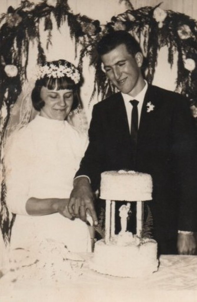 || Noivos Loire Seefeld e Droival Meine que se casaram em agosto de 1968.
O bolo de casamento foi confeccionado pela noiva.
Imagem: Acervo pessoal - FOTO 5 -