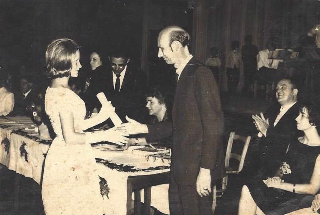 || Professor Waldomiro Liessem entrega certificado de conclusão de curso para a sua filha Aurélia, em 1964 . 
À mesa, sentados da esquerda a direita: a senhora Ingrun (nascida Klagges) Seyboth; Dr. Friedrich Rupprecht Seyboth e a professora Seliria Rieger Sphor. 
Imagem: Acervo Heiderose Liessem - FOTO 12 -