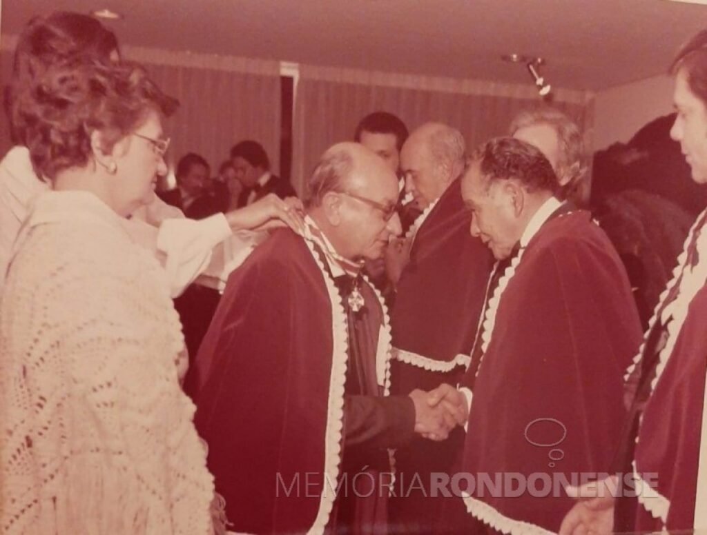|| Rondonense Elias Ítalo Herrmann sendo cumprimentado ao receber a insígnia de comendador, na cidade de Curitiba.
Imagem: Acervo Mirian Beatriz Herrmann - FOTO 10 -