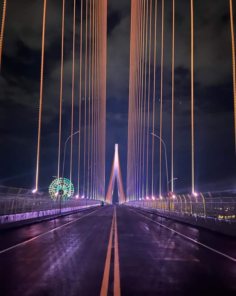 || Outro instantâneo da iluminação noturna da Ponte da Integração em Foz do Iguaçu, agosto de 2023.
Imagem: Acervo e crédito de Alto Paraná en Fotografias. - FOTO 41 -