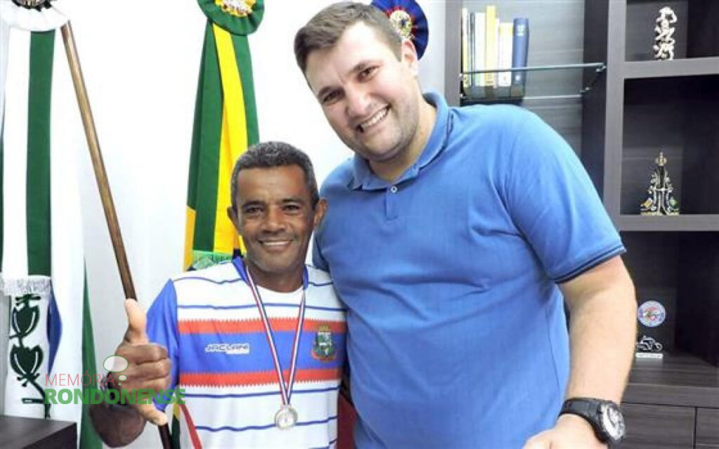 || Atleta quatropontense Edivaldo Quintino recebido pelo prefeito municipal Pedro Fey, após a conquista de  medalha na Maratona Internacional de Foz do Iguaçu, em setembro de  2015. 
Imagem: Acervo O Presente - FOTO 8  -