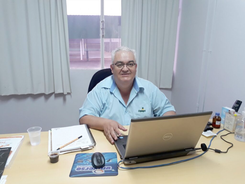 || Luiz Carlos Rodrigues que completou 40 anos como funcionário da Cooperativa Agroindustrial Copagril, em começo de setembro de 2018. 
Imagem: Acervo pessoal - FOTO 13 -
