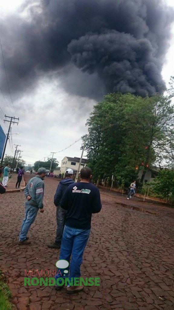 || Incêndio na fábrica de bolas Alfa Bolas, na cidade de Marechal Cândido Rondon, em outubro de 2015. 
Imagem: Acervo O Presente - FOTO 13 -
