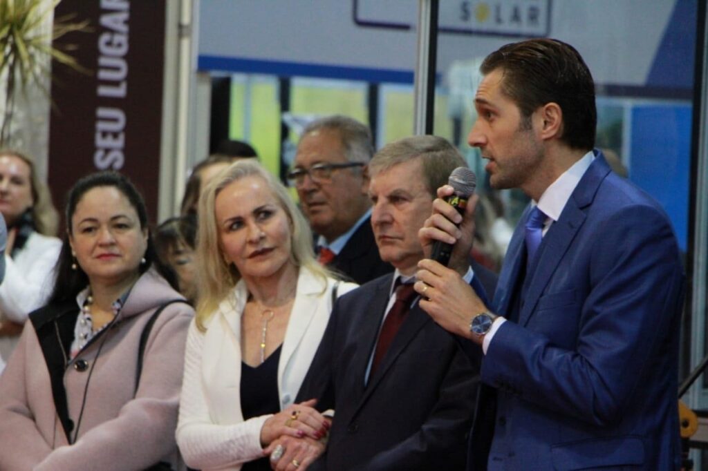|| Prefeito municipal Marcio Andrei Rauber procedendo a abertura oficial da ExpoRondon2019.
Ao lado direito do prefeito municipal, o deputado estadual Elio Rusch e esposa Alita e a juíza de Direito da comarca de Marechal Cândido Rondon, Berenice Nassar. 
Imagem: Acervo Imprensa PM-MCR - FOTO 46 -