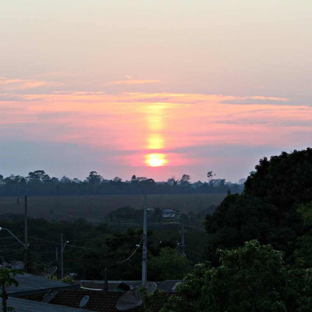 || Despontar do sol na cidade de Marechal Cândido Rondon no domingo,  20 de setembro de 2020, em foto tirada, às 06:45h,  desde o bairro Jardim Líder.
Imagem: Acervo e crédito: Jair Meller - FOTO 16 -