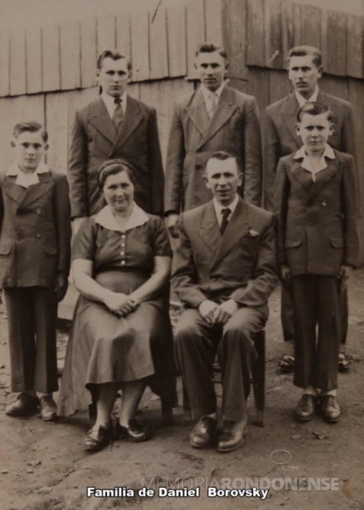 || Pioneiro Daniel Borovski e esposa Olga e filhos que chegaram de mudança, em Marechal Cândido Rondon, no mês  outubro de 1954.
Imagem: Acervo Marcelo Boroski - FOTO 2 -