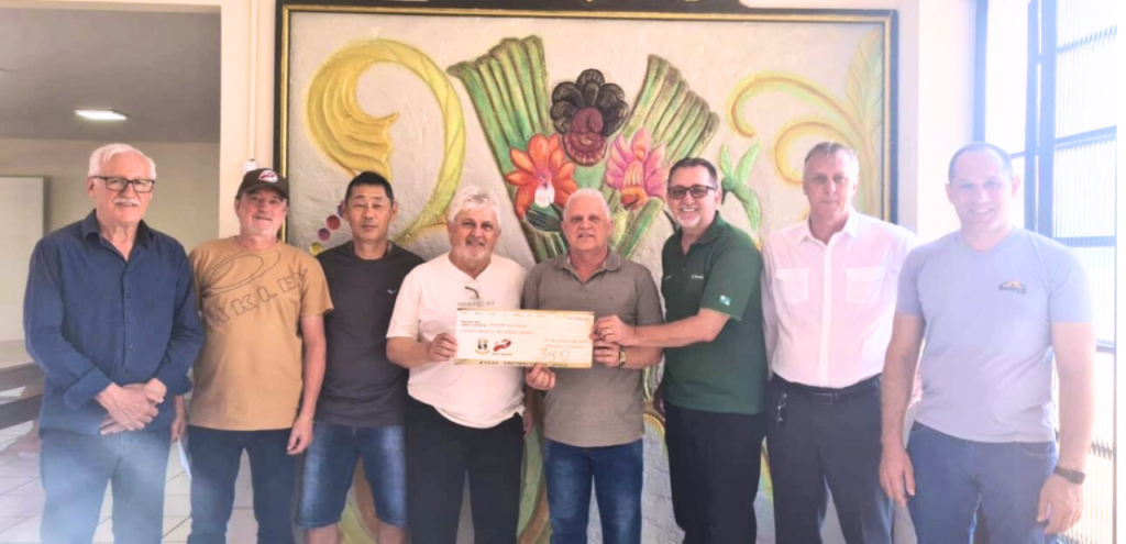 || Dirigentes do clube "Os Milionários" e da confraria "Boca Maldita" repassando aos dirigentes do Asilo Rosas Unidas o lucro auferido com o almoço 2024.
Da esquerda à direita: Elmir Port (Boca Maldita), Roberto Witt ( vice-presidente da Boca Maldita), Nelson Fujimoto (Lar Rosas Unidas), Roberto Nassar (presidente da Boca Maldita), Enoir Primon (presidente do Asilo Rosas Unidas), Ildo Vorpagel Hoffmann (Lar Rosas Unidas), advogado Rogério Grensel (Os Milionários) e último não identificado Laro Rosas Unidas).
Imagem: Acervo do Blog do Jadir - FOTO  29 -