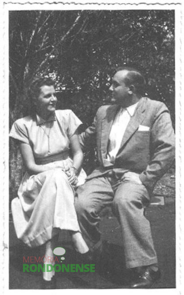 Dr. Seyboth e sua esposa Ingrun sentados em frente a residência em Ipira, SC. 
Imagem: Acervo Família Seyboth