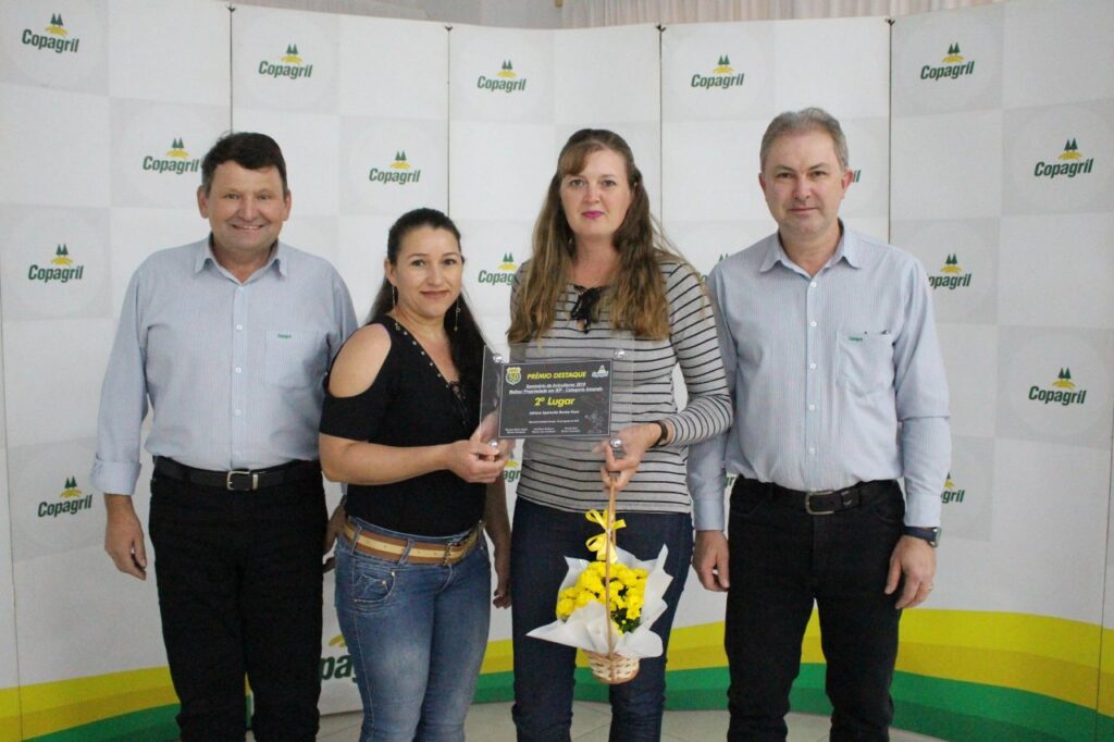 || Produtora Adriana Aparecida Becker Kunz (blusa listrada) e colaboradora  , 2ª colocada, na categoria "Melhores em IEP e Fidelização Aviários Convencionais". 
Imagem: Acervo Comunicação Copagril - Crédito: Carina Ribeiro - FOTO 23 -