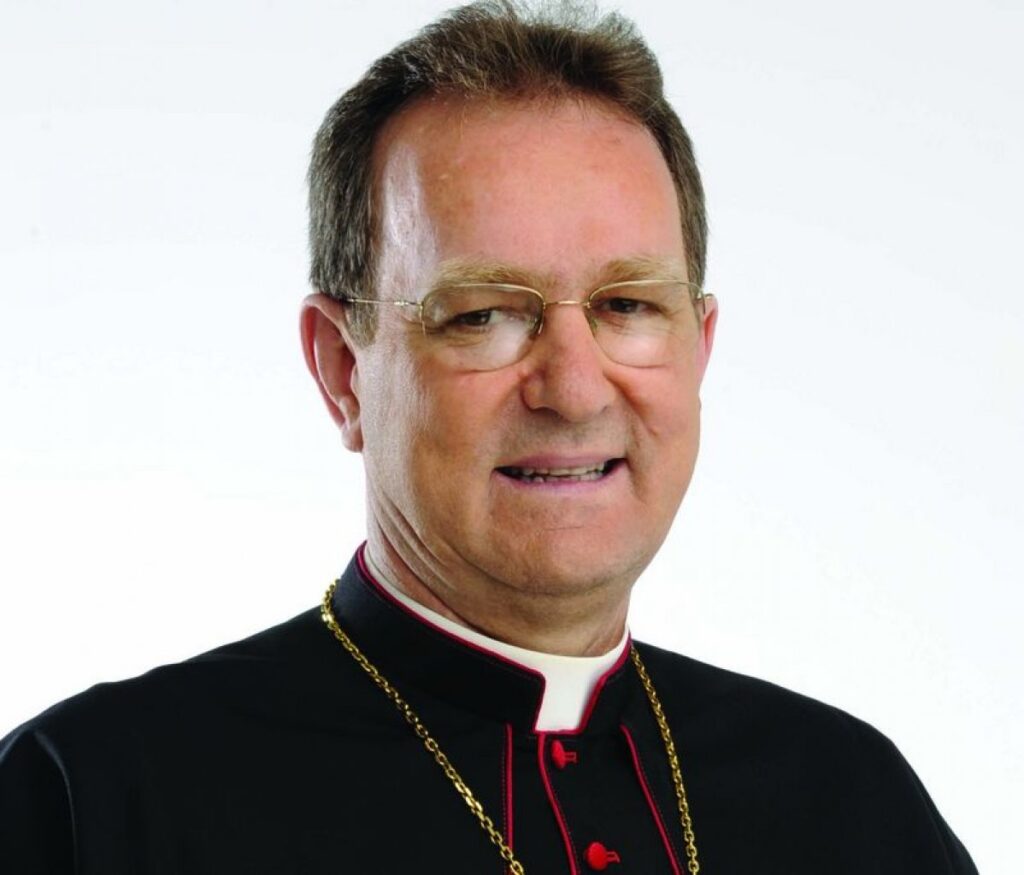 || Dom Anuar Battisti, nomeado arcebispo da Arquidiocese de Maringá, em 19 de setembro de 2004. 
Imagem: Acervo  - FOTO 9 -