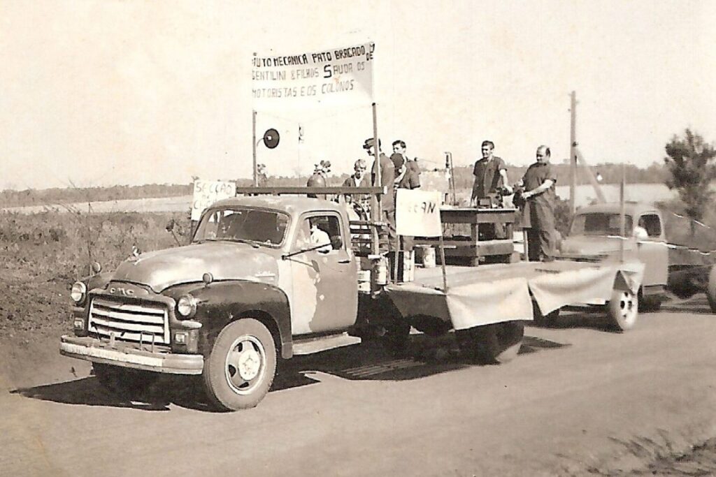 || Desfile do carro alegórico da então Auto Mecânica Pato Bragado, de Francisco Gentilini e filhos, em julho de 1967.
Imagem: Acervo Elemar  Gentilini (Zeca) 11 -