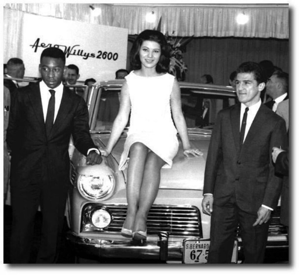 !! Lançamento do Aero Willys 2600, mod. 1963, com a presença de Pelé (e), Maria Olivia (Miss Brasil 1962) e pugilista Éder Jofre, em setembro de 1962.
Imagem: Avervo São Paulo Velhos Tempos/Facebook - FOTO 12 -