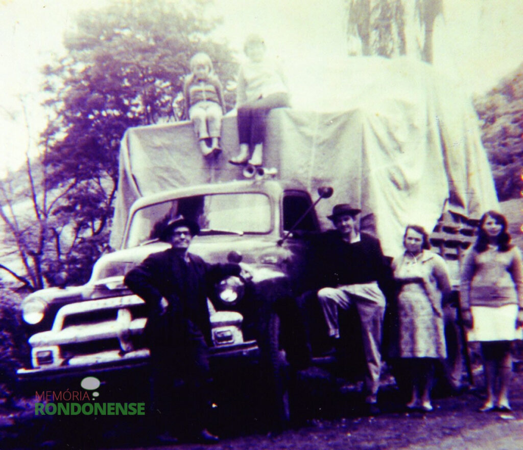 O casal pioneiro Ivo e Leonida Krummenauer, com o pai dele a frente do caminhão, a filha Célia ( em memória), à direita, e os filhos Nelvi e Loni em cima do caminhão. 
Informação: Ivo Krummenauer
Imagem: Idem