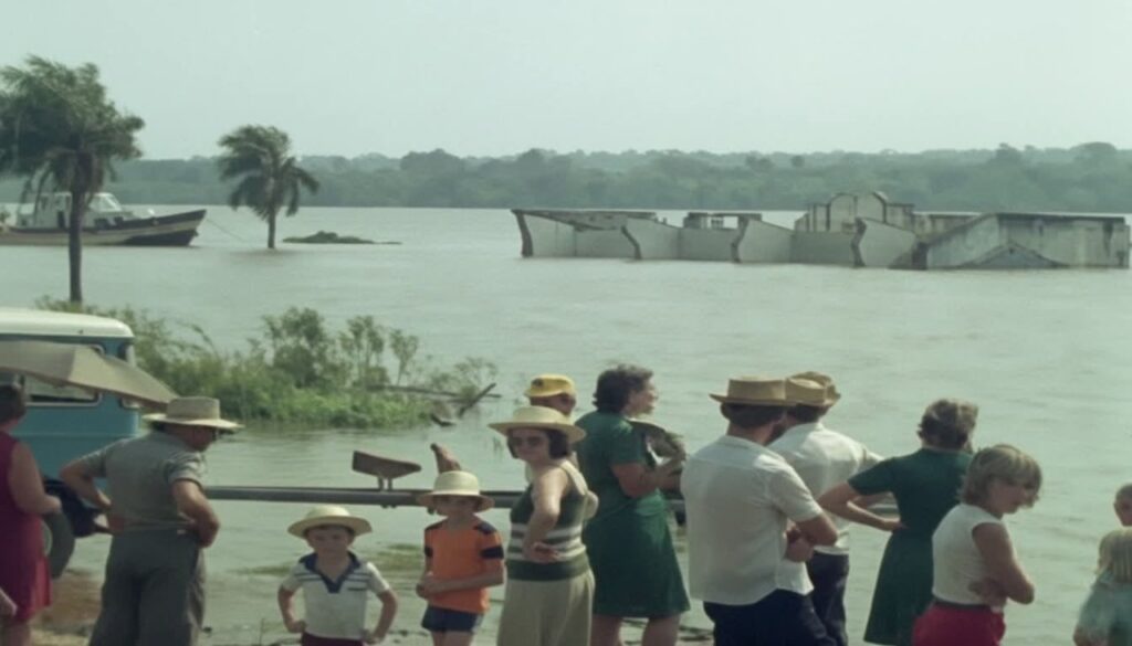 || Outro instantâneo do representamento das águas do Rio Paraná, no antigo Porto Mendes - antiga sede administrativa da Cia. Matte Larangeira quase submersa;
Imagem: Acervo Projeto Memória Rondonense - FOTO 4 -