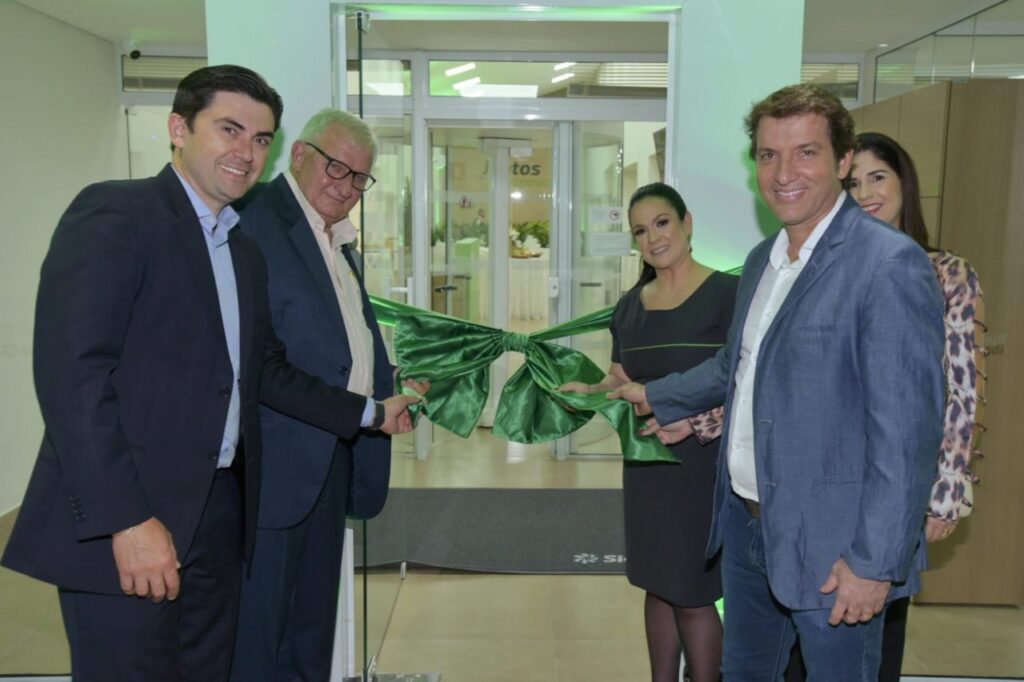 || Solenidade de desatamento da fita de inaguração da agência da Sicredi Aliança PR/SP, na cidade paulista de Igarapava, em agosto de 2022.
Da esquerda à direita: Fernando Barros Fenner, diretor-executivo  da instituição financeira cooperativa; Adolfo Rudolfo Freitag, presidente do Conselho de Administração da cooperativa;  Flávia Pistore, gerente da agência; Bethânia Paula Otaviano Vieira, presidente da Associação Comercial e Empresarial local; e José Ricardo Rodrigues Mattos, prefeito municipal de Igarapava.
Imagem: Acervo da Cooperativa - FOTO 23 -