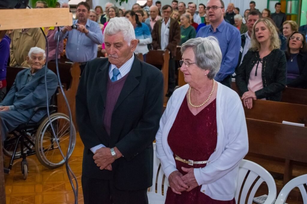 || Casal fundador da Comunidade Evangélica de Iguiporã, hoje Paróquia Evangélica Esperança em Cristo, casal Edvino e Ella (Lang) Koch. À esquerda, na cadeira de rodas, o pioneiro de Iguiporã, Adolfo Herpich. 
Imagem: Acervo Paróquia Evangélica Esperança em Cristo/Facebook - FOTO 23 -