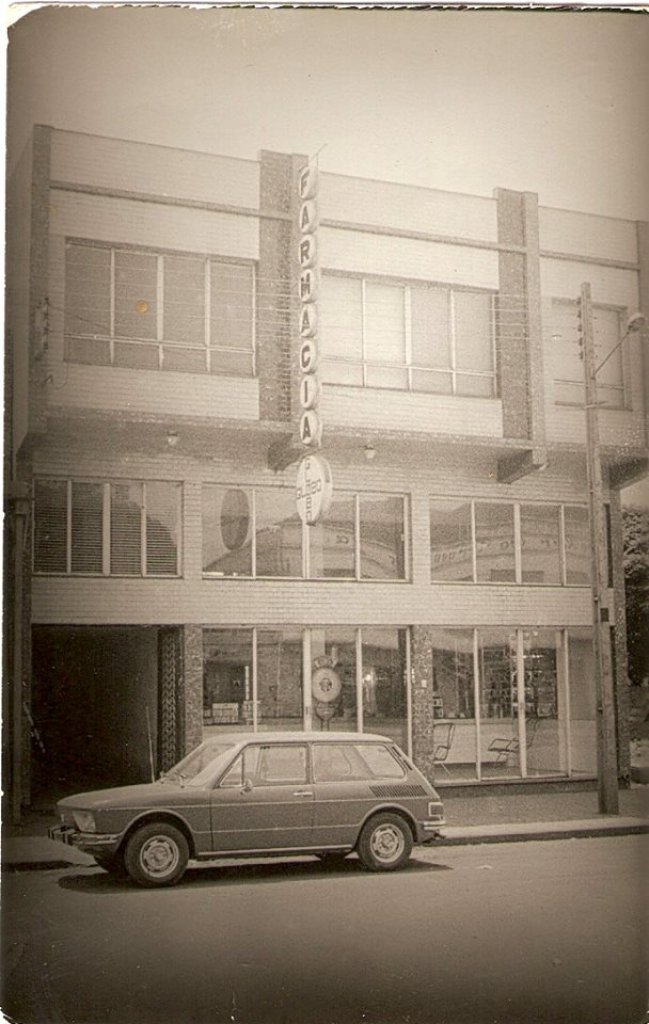 || A tradicional Farmácia Globo em seu prédio novo no começo da década de 1970 e que continua funcionamento no mesmo local. 
Imagem: Acervo Lino Della Giustina e família -  FOTO 10 -